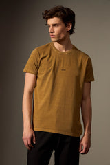 CAMISETA RIO SE ENTRELAÇA STONE - CAMEL