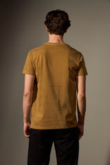 CAMISETA RIO SE ENTRELAÇA STONE - CAMEL