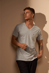 CAMISETA BÁSICA GOLA V - CINZA E PRETO