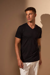CAMISETA BÁSICA GOLA V - PRETO