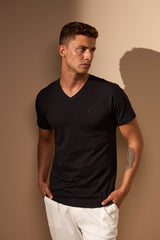 CAMISETA BÁSICA GOLA V - PRETO