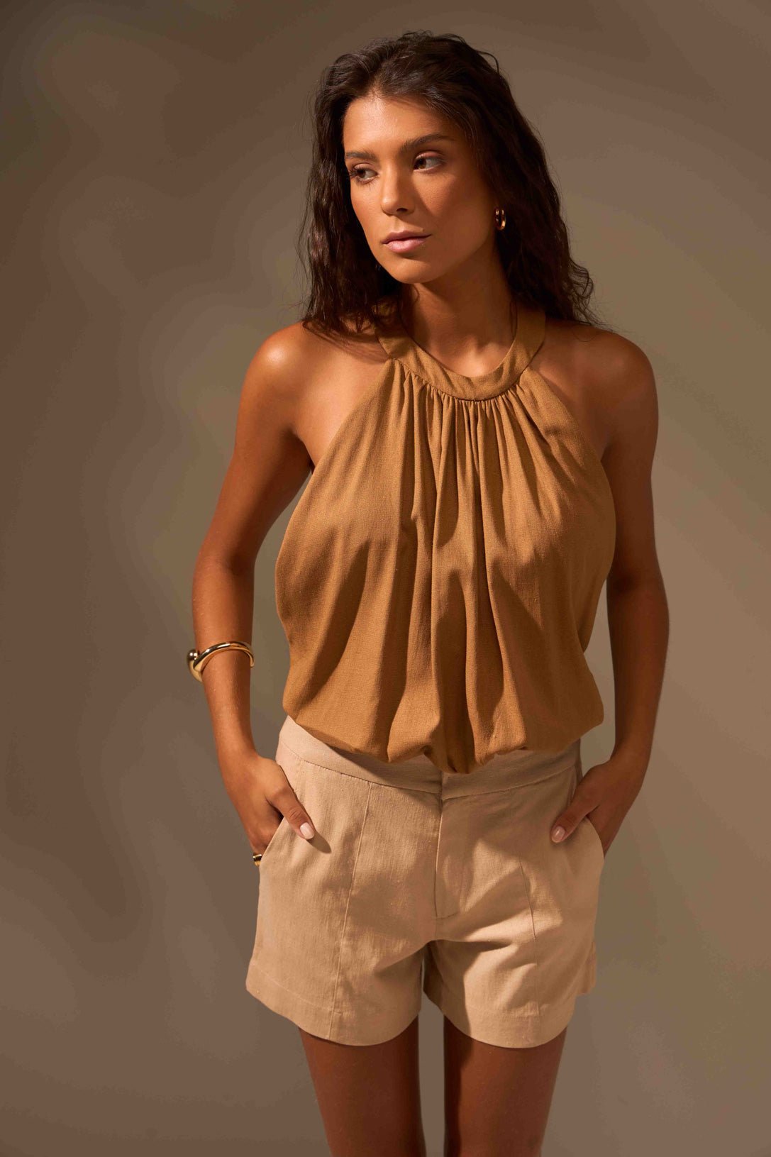 BLUSA DUNAS LINHO - CAMEL da Vörr Brasil | Loja Oficial Vörr Brasil