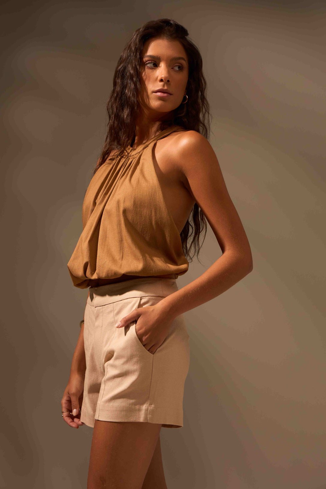 BLUSA DUNAS LINHO - CAMEL da Vörr Brasil | Loja Oficial Vörr Brasil