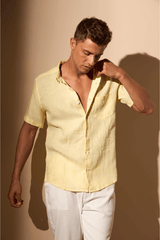 CAMISA LINHO GIBSON COM BOLSO - AMARELO da Vörr Brasil | Loja Oficial Vörr Brasil