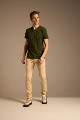 CAMISETA BÁSICA GOLA V - VERDE MUSGO da Vörr Brasil | Loja Oficial Vörr Brasil