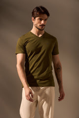 CAMISETA ESSENCIAL ALGODÃO EGÍPCIO GOLA V - VERDE MUSGO da Vörr Brasil | Loja Oficial Vörr Brasil