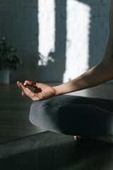 Entre o Silêncio e a Presença: Ricardo Mitra e a Jornada do Yoga para Você - Vörr Brasil