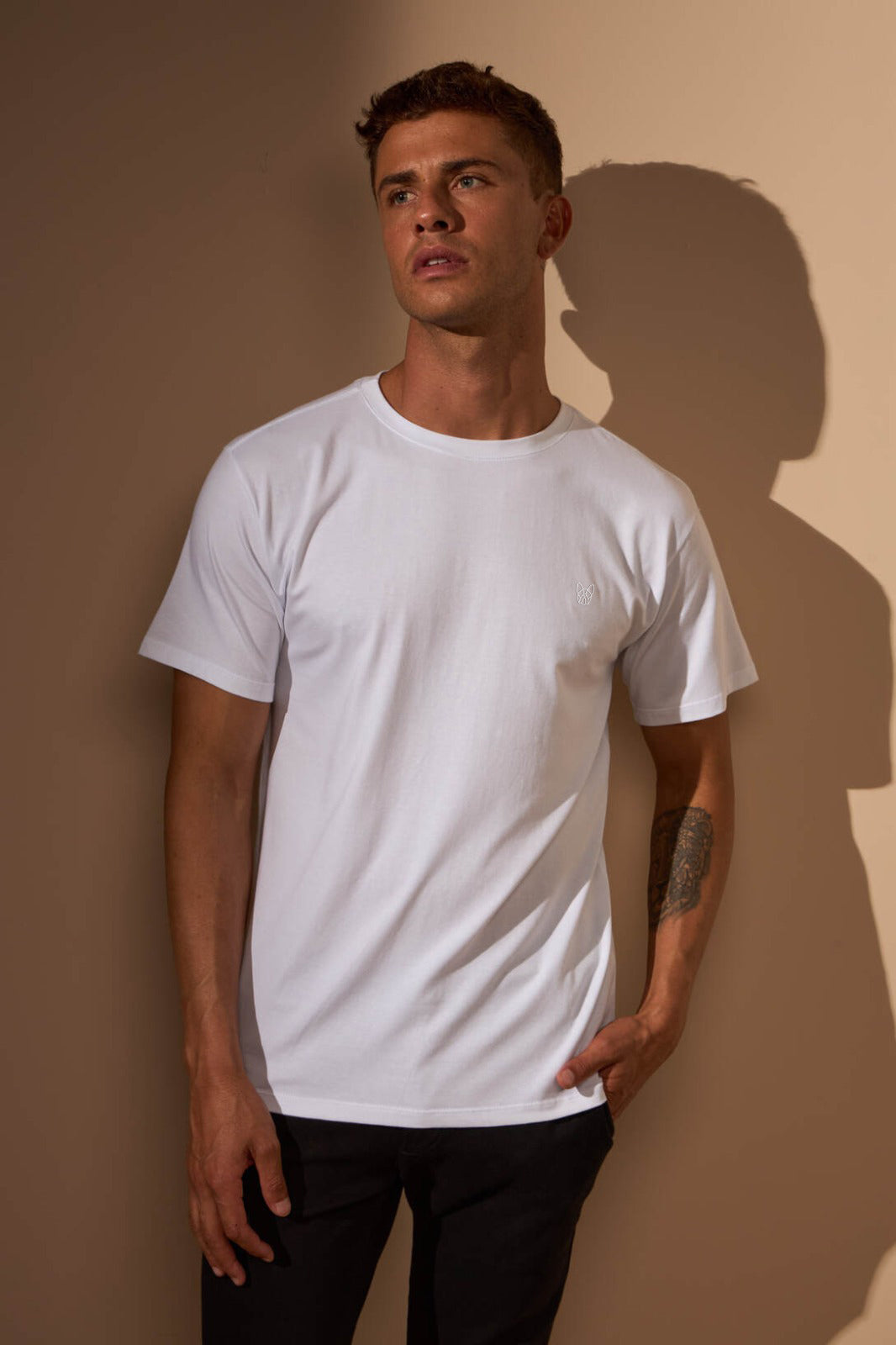 CAMISETA SLIM EGÍPCIO - BRANCO COM BRANCO