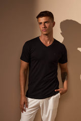 CAMISETA GOLA V SLIM - PRETO