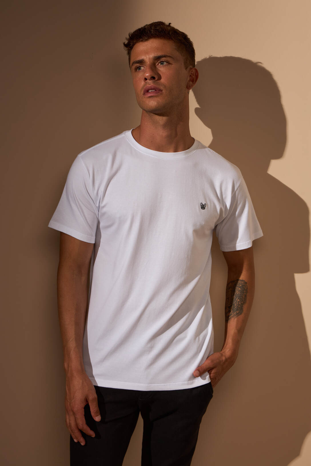 CAMISETA SLIM EGÍPCIO - BRANCO COM PRETO