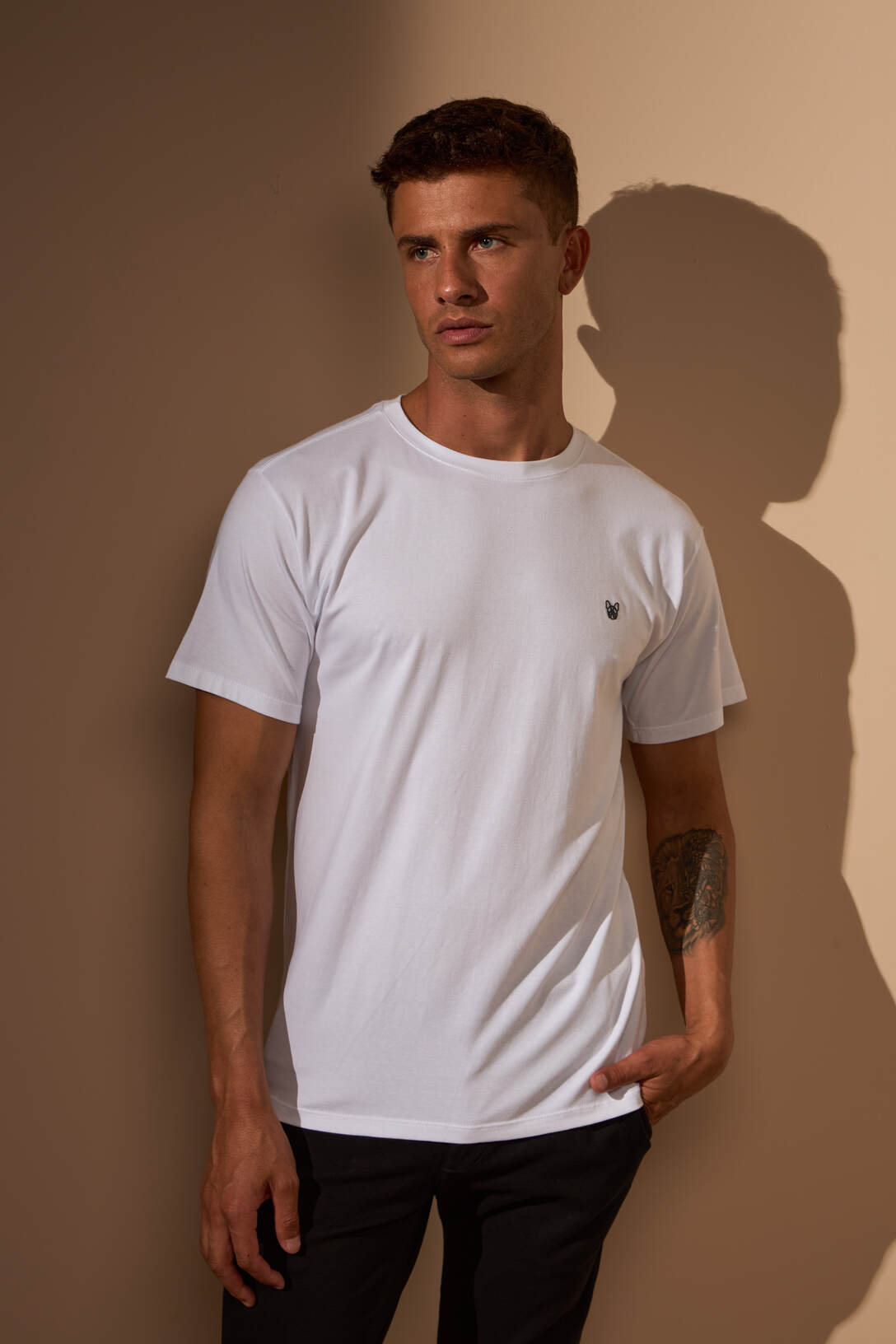 CAMISETA SLIM EGÍPCIO - BRANCO COM PRETO