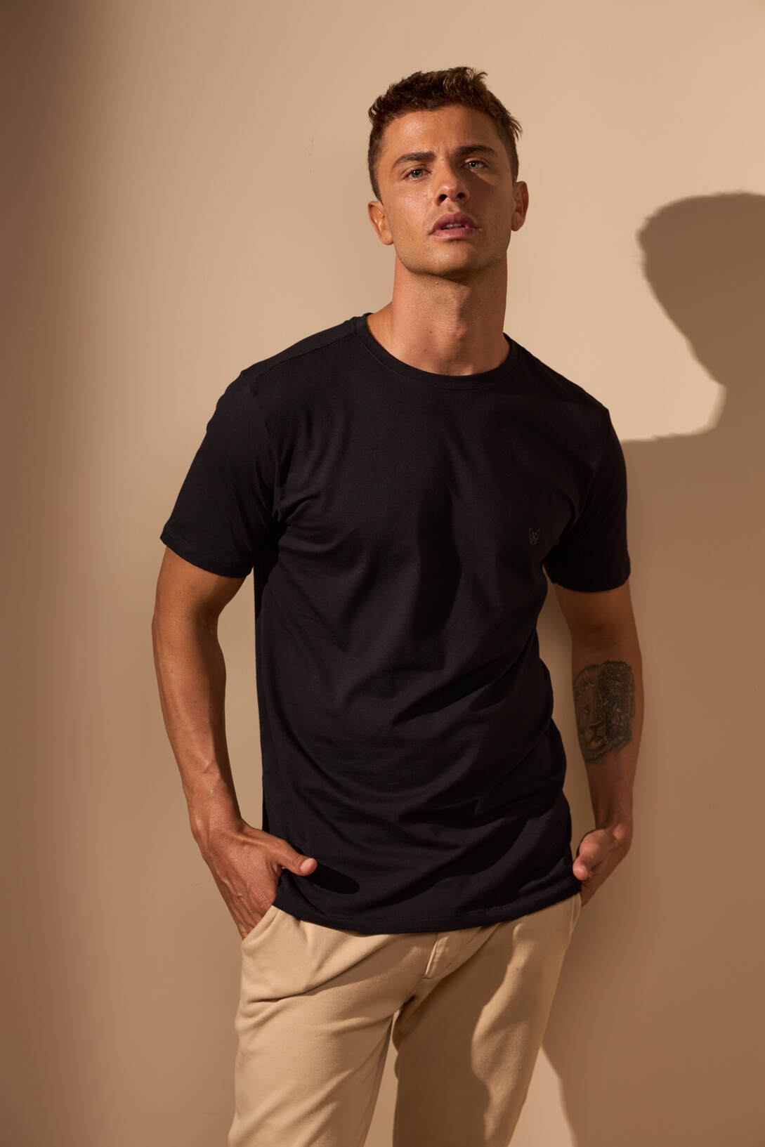 CAMISETA SLIM EGÍPCIO - PRETO COM PRETO