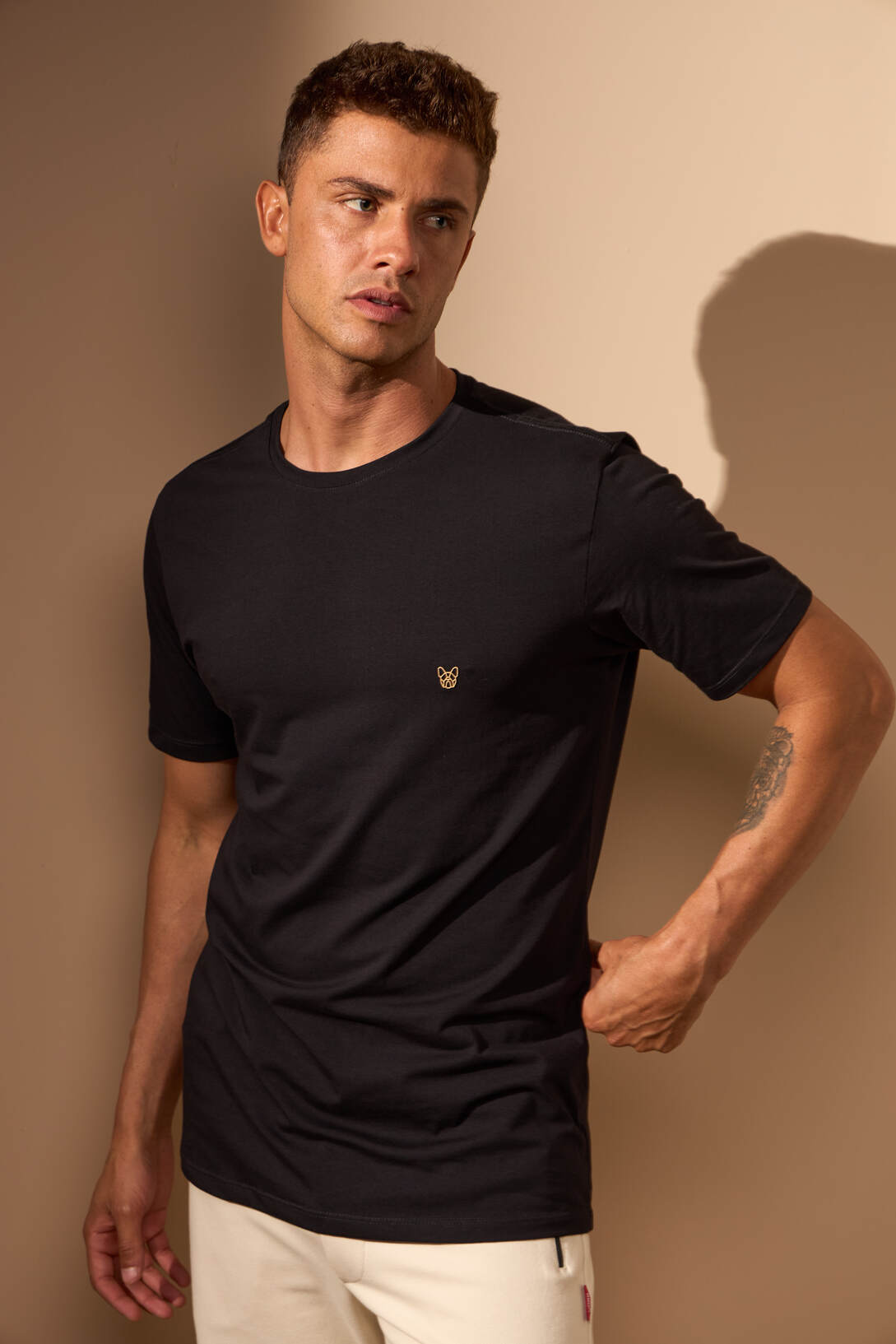 CAMISETA SLIM EGÍPCIO - PRETO COM DOURADO