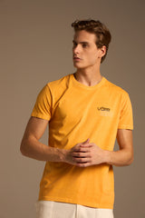 CAMISETA MANIFESTO TEMPOS - AMARELO STONE