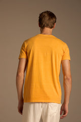 CAMISETA MANIFESTO TEMPOS - AMARELO STONE