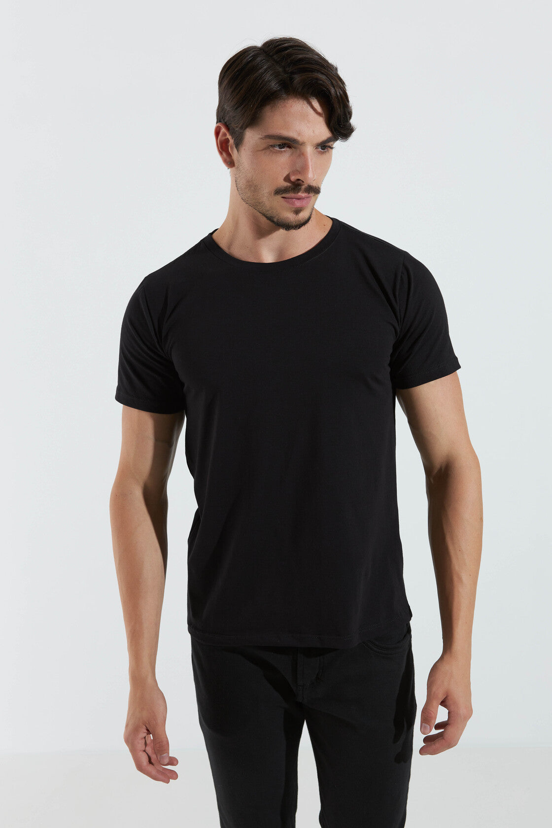 CAMISETA BÁSICA REGULAR - PRETO