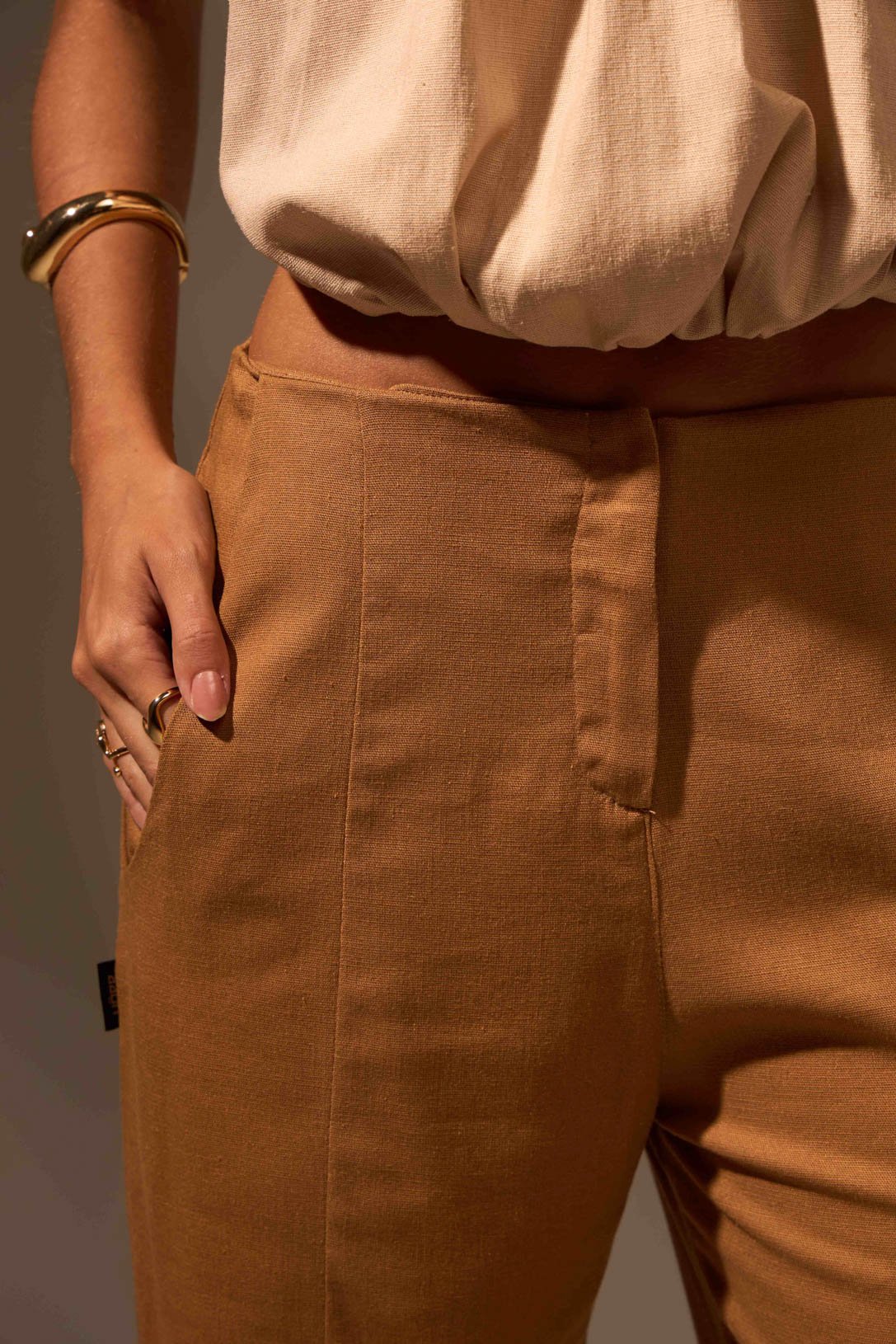 CALÇA DUNAS LINHO - CAMEL da Vörr Brasil | Loja Oficial Vörr Brasil