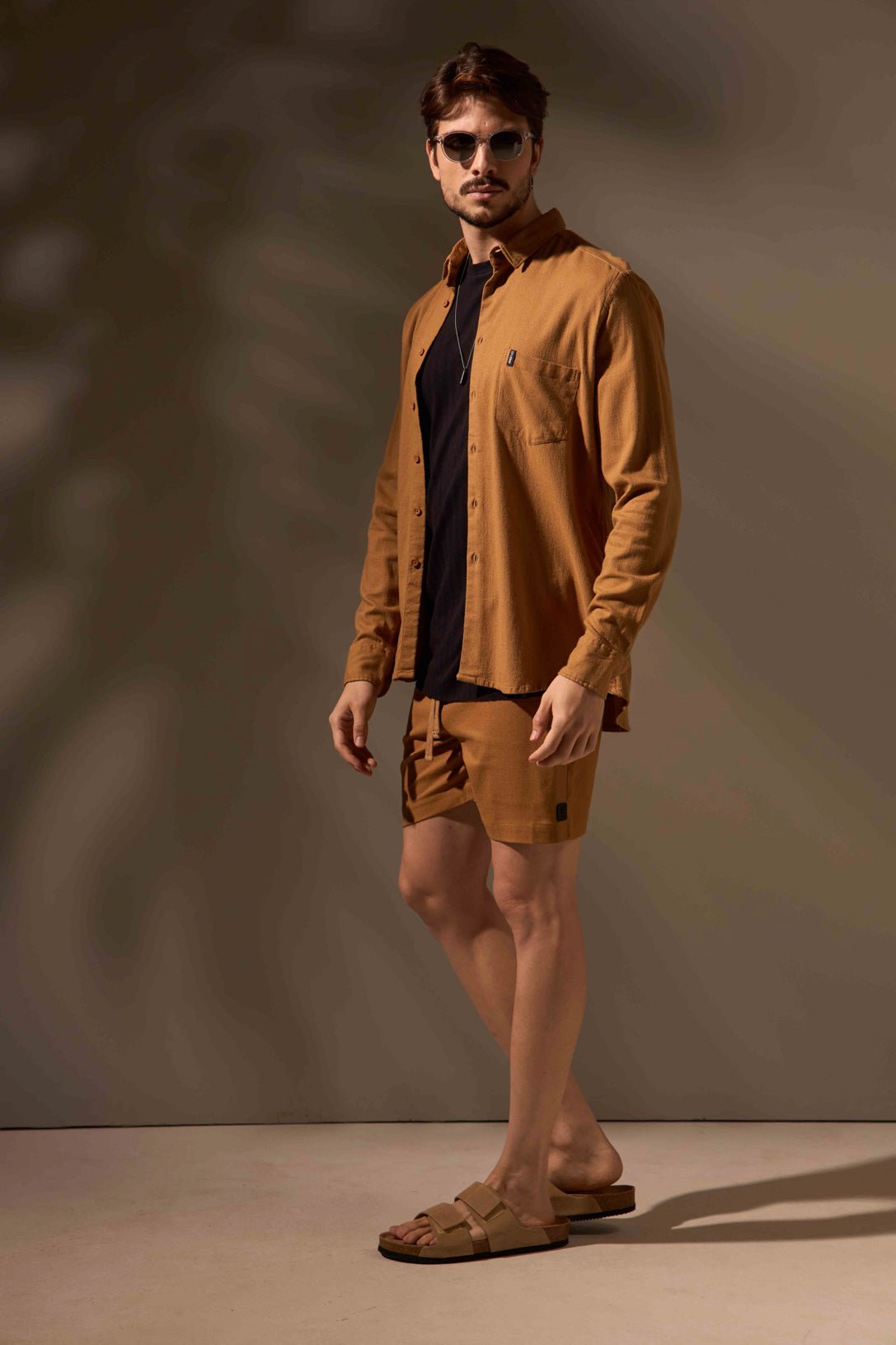 CAMISA LINHO FLOW - CAMEL da Vörr Brasil | Loja Oficial Vörr Brasil