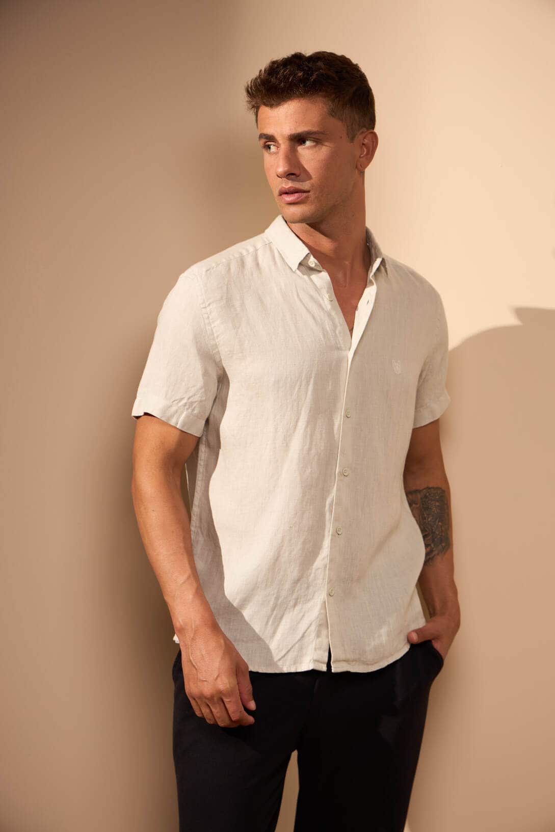 CAMISA LINHO GIBSON - AREIA da Vörr Brasil | Loja Oficial Vörr Brasil