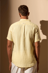 CAMISA LINHO GIBSON COM BOLSO - AMARELO da Vörr Brasil | Loja Oficial Vörr Brasil