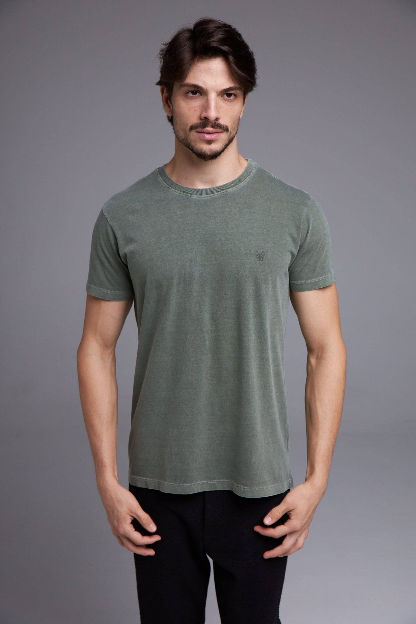 CAMISETA BÁSICA 100% ALGODÃO - VERDE MUSGO da Vörr Brasil | Vörr Brasil