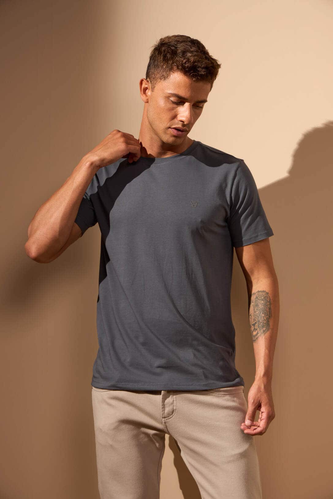 CAMISETA BÁSICA ALGODÃO EGÍPCIO - CHUMBO da Vörr Brasil | Loja Oficial Vörr Brasil