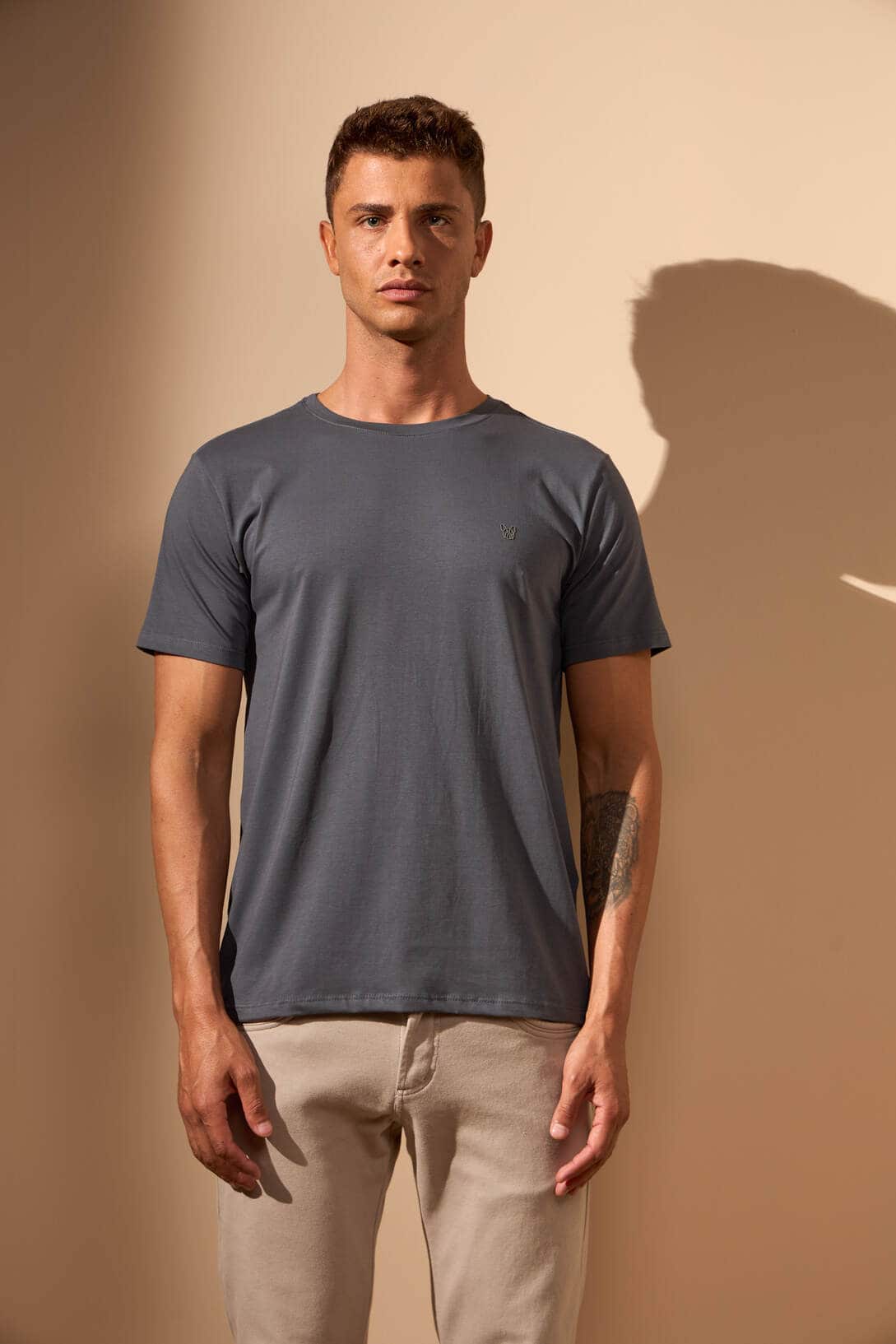 CAMISETA BÁSICA ALGODÃO EGÍPCIO - CHUMBO da Vörr Brasil | Loja Oficial Vörr Brasil