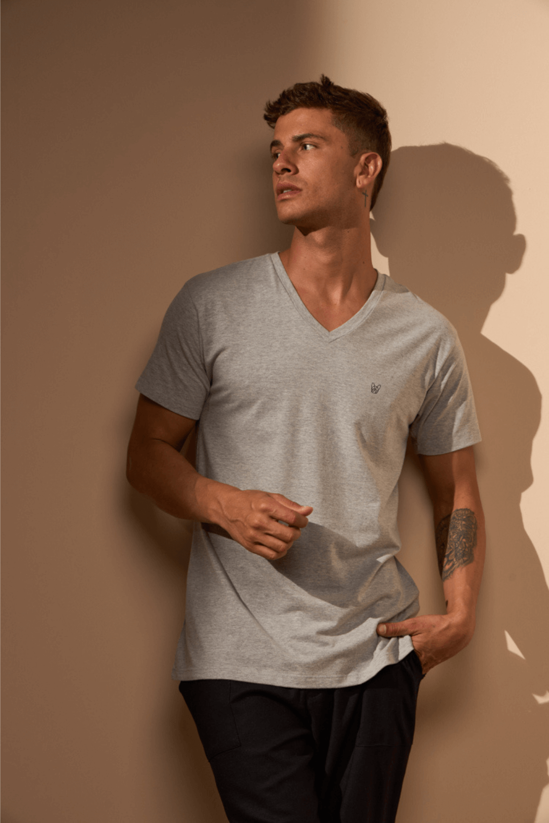 CAMISETA BÁSICA ALGODÃO EGÍPCIO GOLA V - CINZA E PRETO da Vörr Brasil | Loja Oficial Vörr Brasil