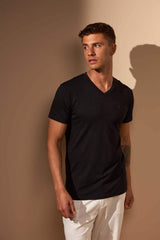 CAMISETA BÁSICA ALGODÃO EGÍPCIO GOLA V - PRETO da Vörr Brasil | Loja Oficial Vörr Brasil