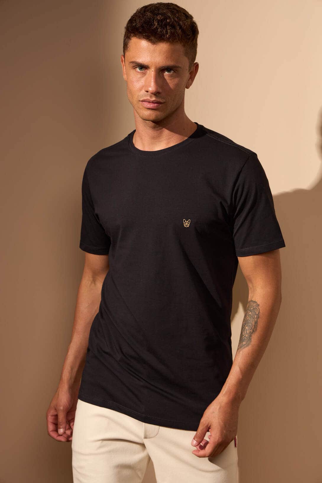 CAMISETA BÁSICA ALGODÃO EGÍPCIO - PRETO E DOURADO da Vörr Brasil | Loja Oficial Vörr Brasil