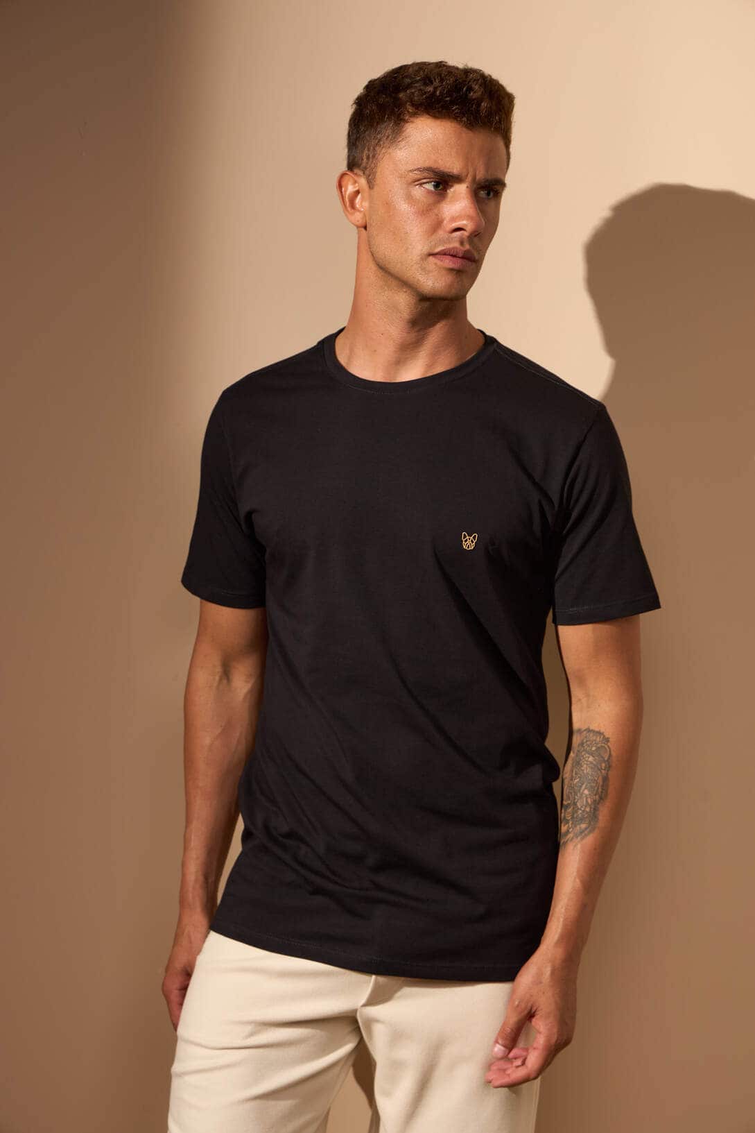 CAMISETA BÁSICA ALGODÃO EGÍPCIO - PRETO E DOURADO da Vörr Brasil | Loja Oficial Vörr Brasil