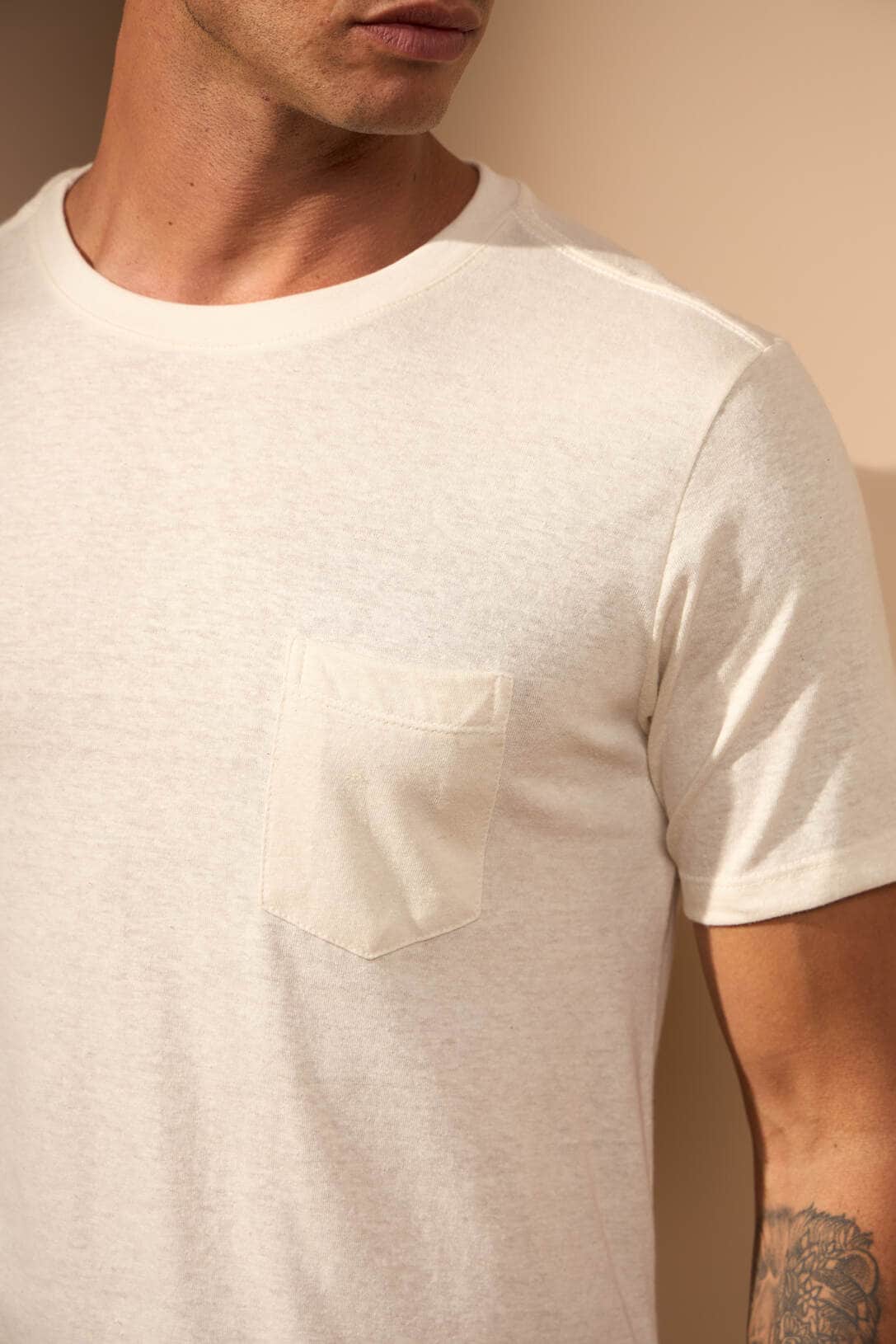 CAMISETA BÁSICA CLÁSSICA CÂNHAMO COM BOLSO - AREIA da Vörr Brasil | Loja Oficial Vörr Brasil