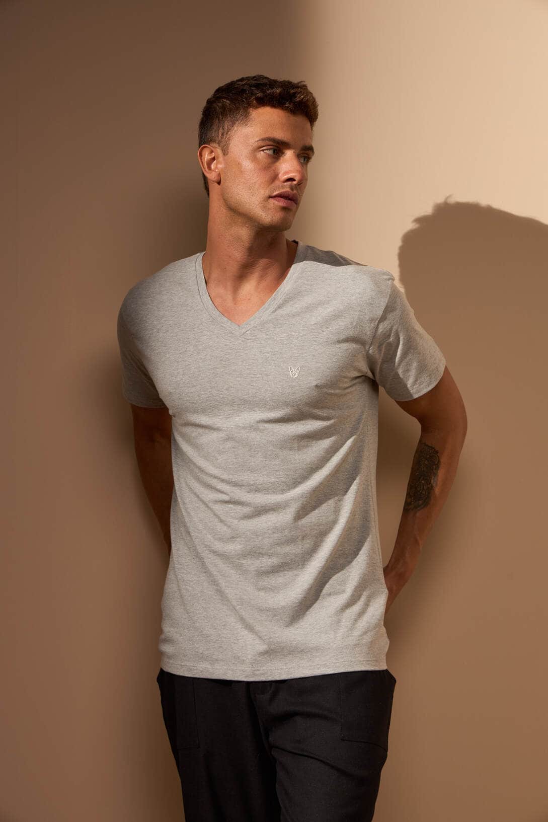 CAMISETA BÁSICA GOLA V - CINZA E BRANCO da Vörr Brasil | Loja Oficial Vörr Brasil
