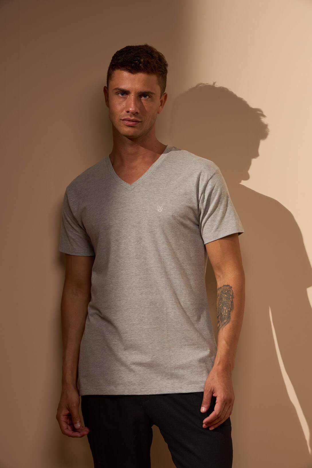 CAMISETA BÁSICA GOLA V - CINZA E BRANCO da Vörr Brasil | Loja Oficial Vörr Brasil