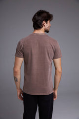 CAMISETA BÁSICA STONE - MARROM da Vörr Brasil | Vörr Brasil
