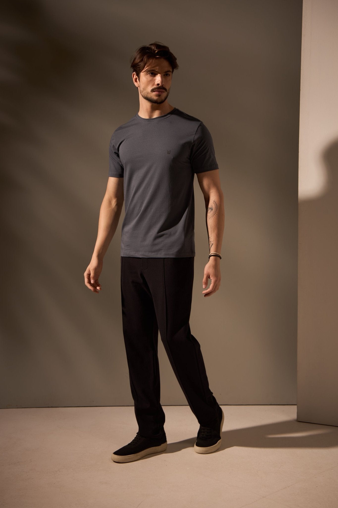 CAMISETA ESSENCIAL ALGODÃO EGÍPCIO - CHUMBO da Vörr Brasil | Loja Oficial Vörr Brasil