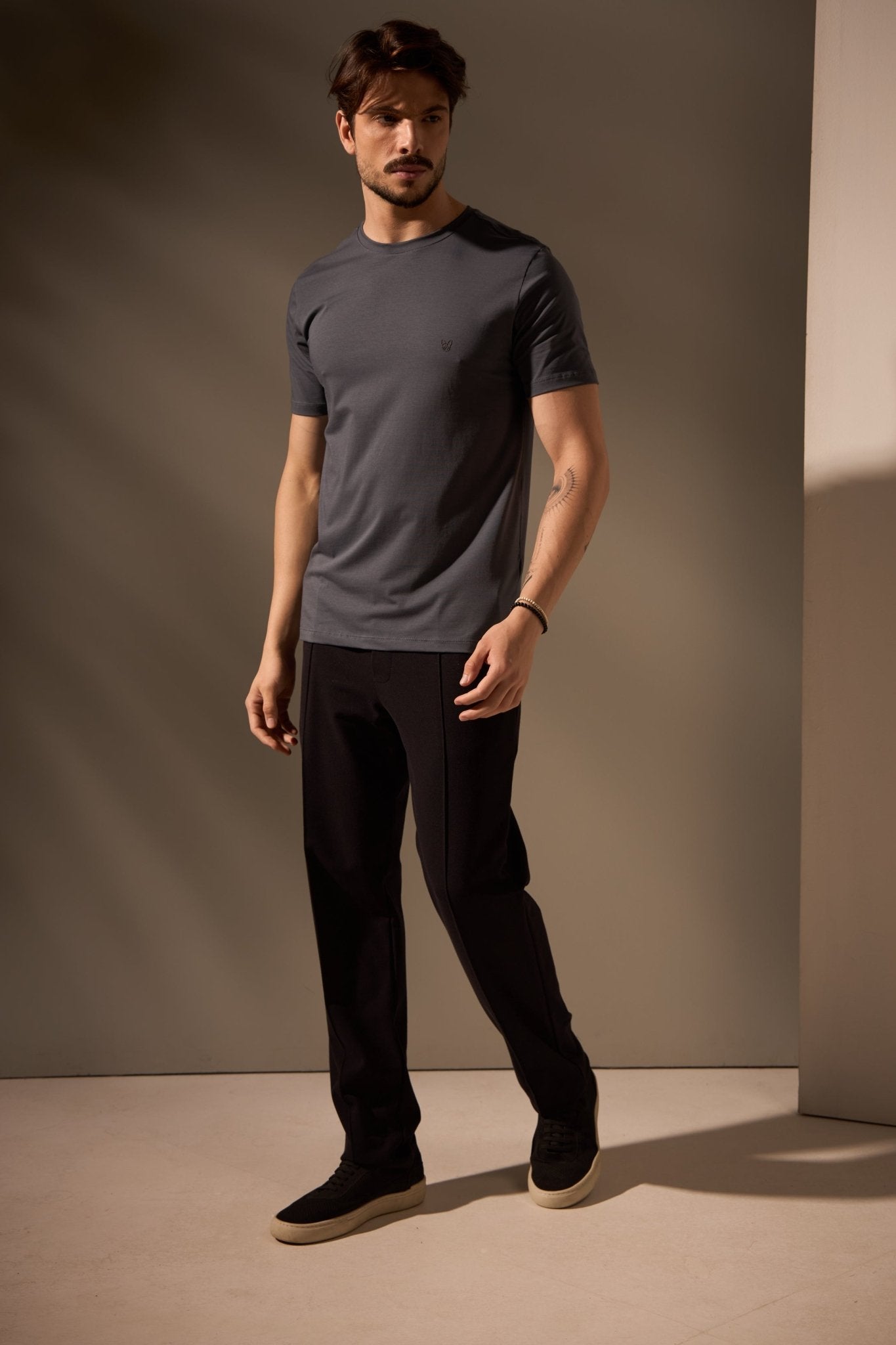 CAMISETA ESSENCIAL ALGODÃO EGÍPCIO - CHUMBO da Vörr Brasil | Loja Oficial Vörr Brasil