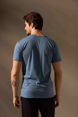 CAMISETA ESSENCIAL ALGODÃO EGÍPCIO GOLA V - AZUL da Vörr Brasil | Loja Oficial Vörr Brasil