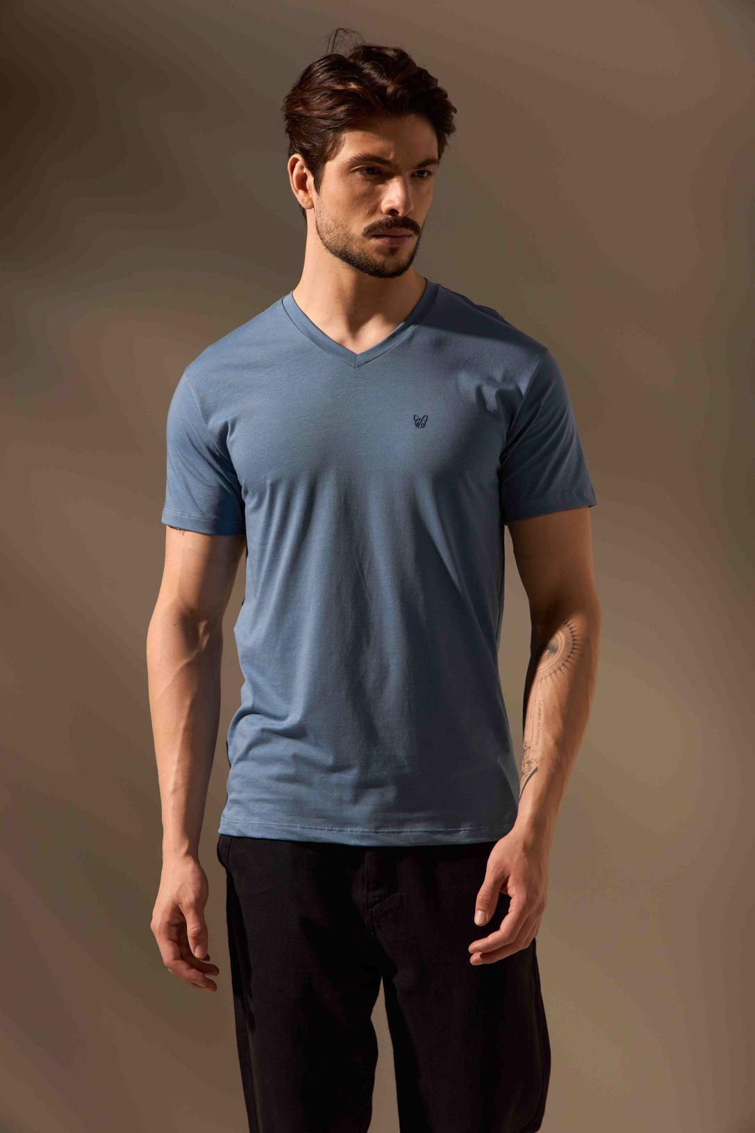 CAMISETA ESSENCIAL ALGODÃO EGÍPCIO GOLA V - AZUL da Vörr Brasil | Loja Oficial Vörr Brasil