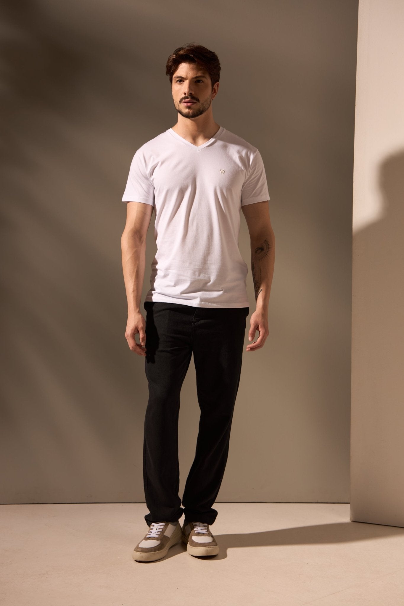 CAMISETA ESSENCIAL ALGODÃO EGÍPCIO GOLA V - BRANCO E PRETO da Vörr Brasil | Loja Oficial Vörr Brasil