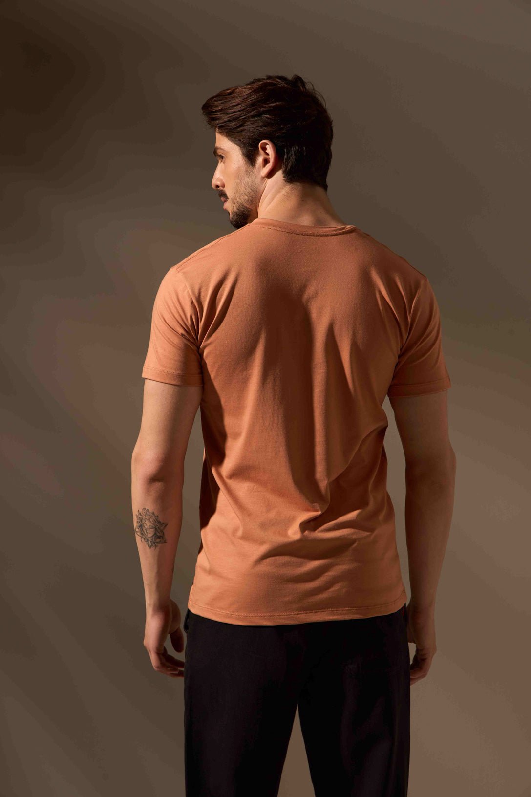 CAMISETA ESSENCIAL ALGODÃO EGÍPCIO GOLA V - LARANJA da Vörr Brasil | Loja Oficial Vörr Brasil