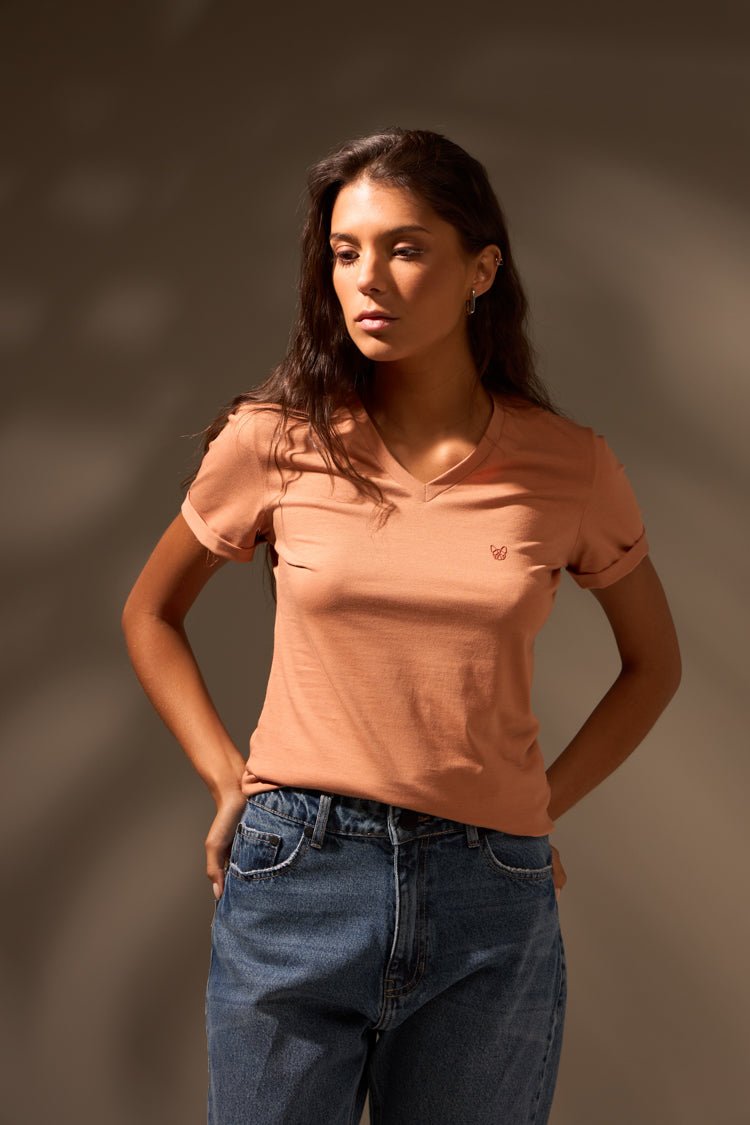 CAMISETA ESSENCIAL ALGODÃO EGÍPCIO GOLA V - LARANJA da Vörr Brasil | Loja Oficial Vörr Brasil