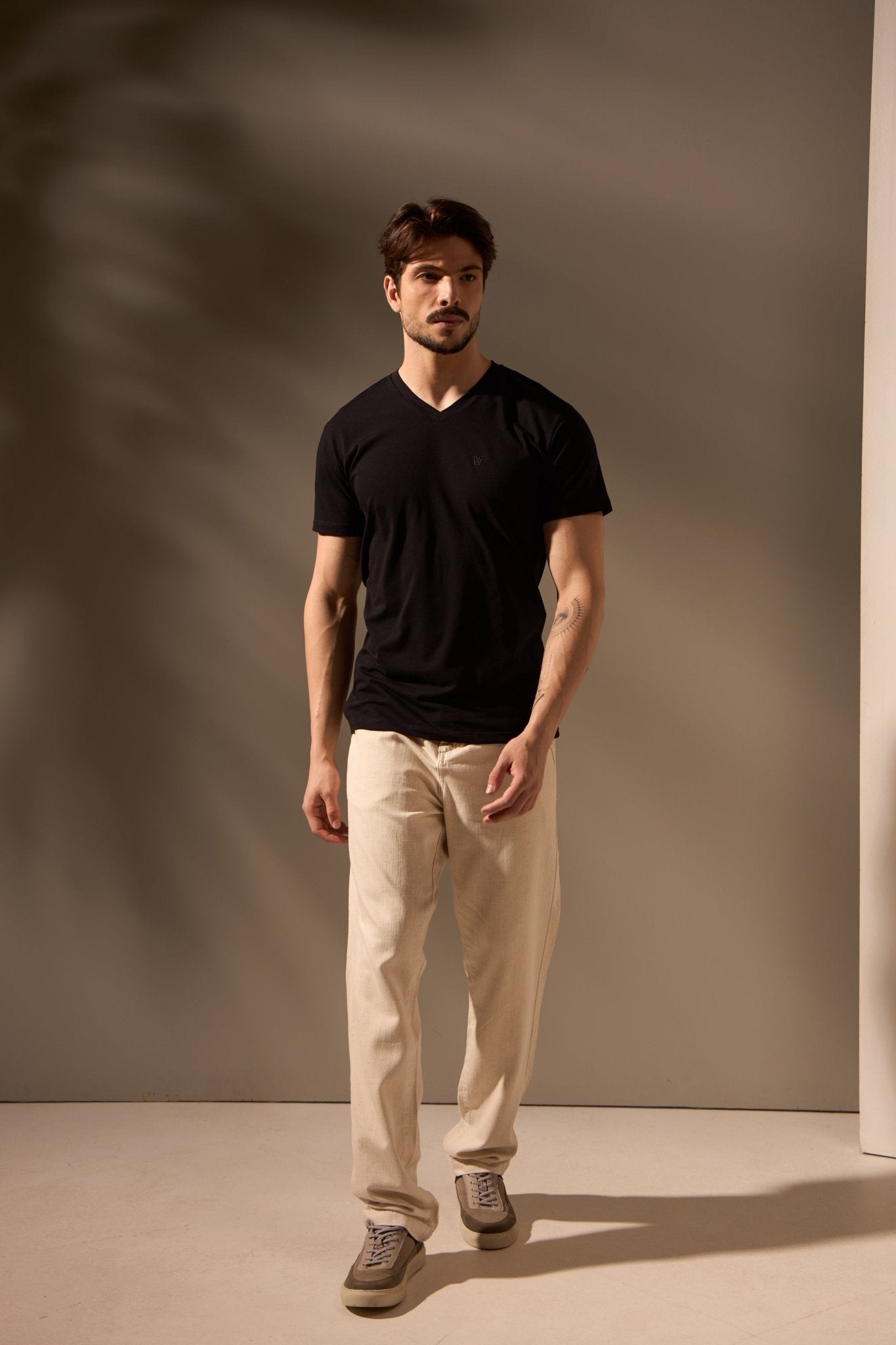 CAMISETA ESSENCIAL ALGODÃO EGÍPCIO GOLA V - PRETO da Vörr Brasil | Loja Oficial Vörr Brasil