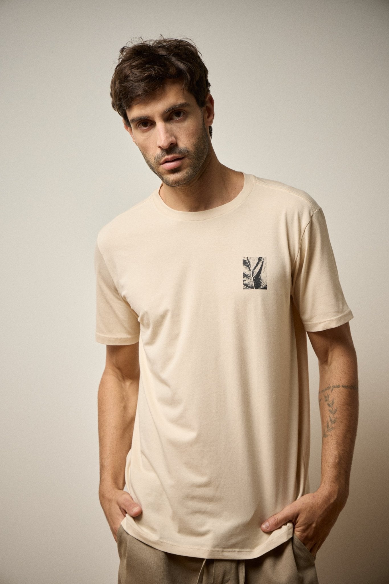 CAMISETA LEAF ALGODÃO EGÍPCIO - AREIA da Vörr Brasil | Vörr Brasil