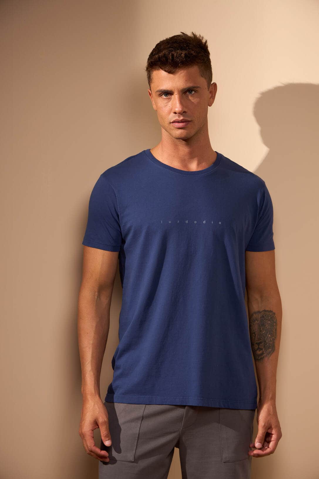 CAMISETA LUZ DO DIA - MARINHO da Vörr Brasil | Vörr Brasil