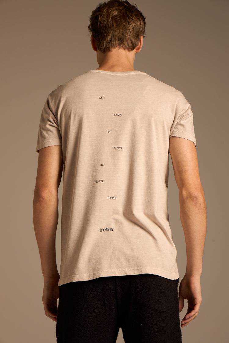 CAMISETA MANIFESTO STONE - AREIA da Vörr Brasil | Loja Oficial Vörr Brasil
