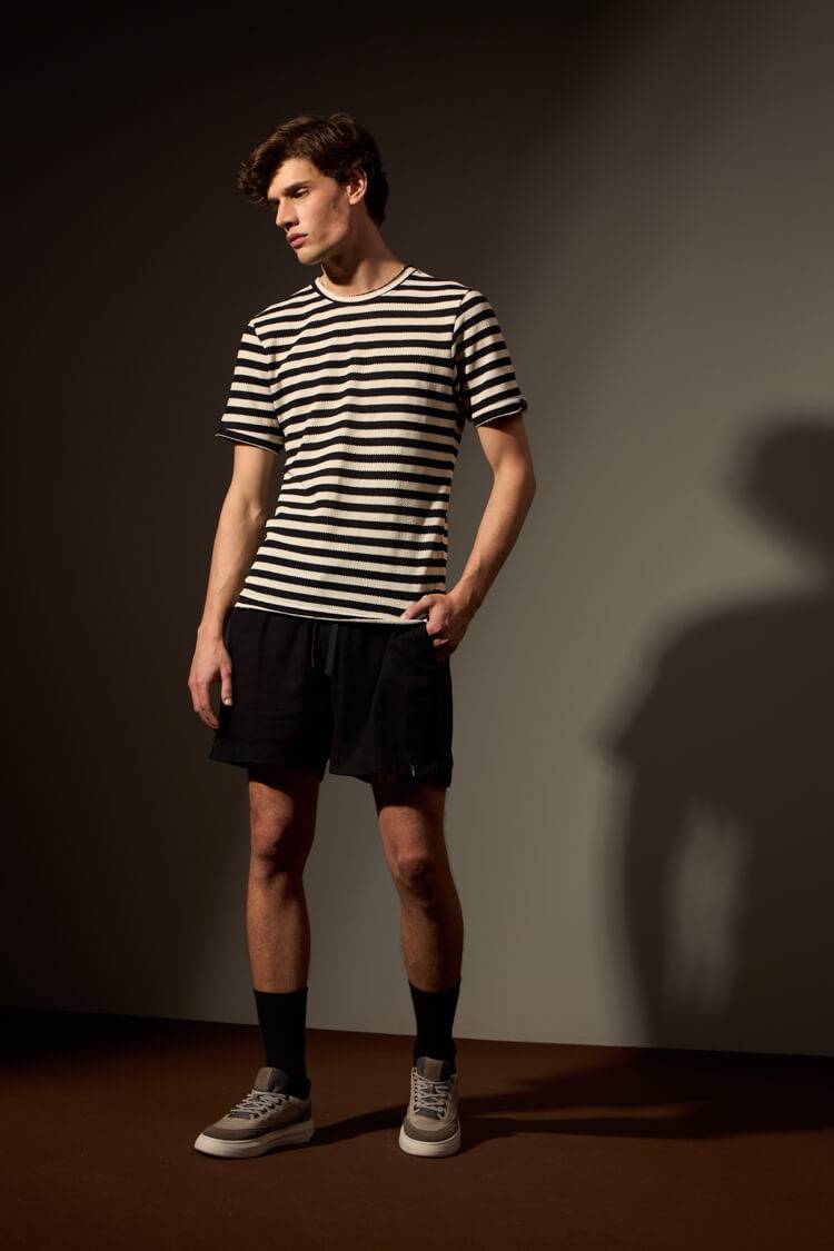 CAMISETA RAIAS - BRANCO E PRETO da Vörr Brasil | Loja Oficial Vörr Brasil