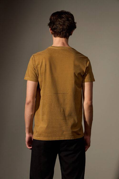 CAMISETA RIO SE ENTRELAÇA STONE - CAMEL da Vörr Brasil | Loja Oficial Vörr Brasil