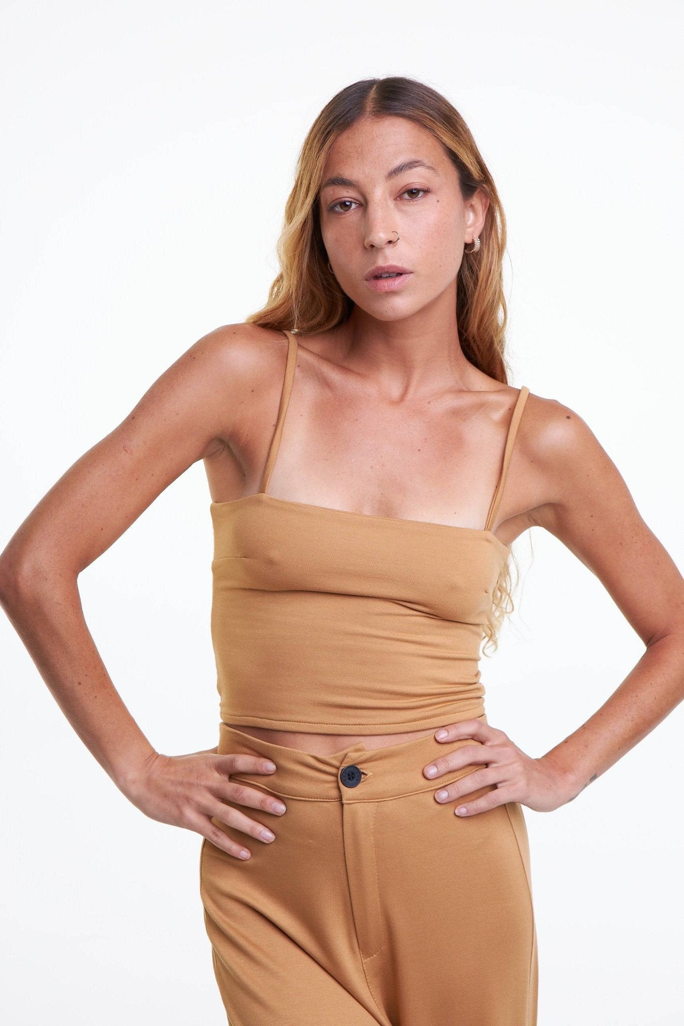 CROPPED RETO LEVE - CARAMELO da Vörr Brasil | Loja Oficial Vörr Brasil