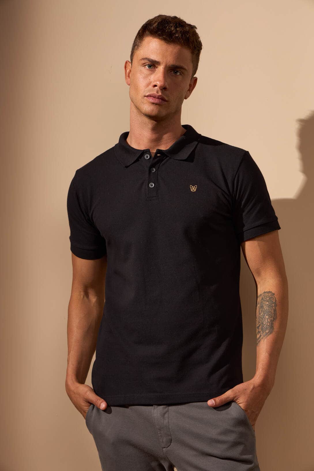 POLO EXPLORER ALGODÃO PIQUET - PRETO E DOURADO | Vörr Brasil
